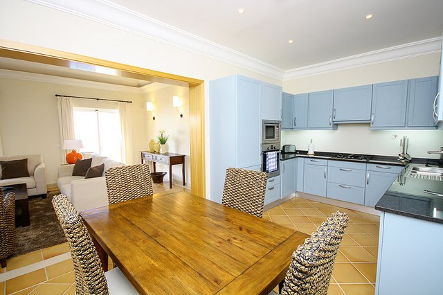 Küche mit Sitzplatz im Appartement