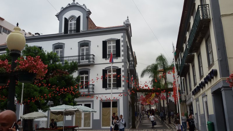 Festlich geschmückte Rua da Carreira im Herzen von Funchal – zwischen Jugendstilfassaden und Palmen.