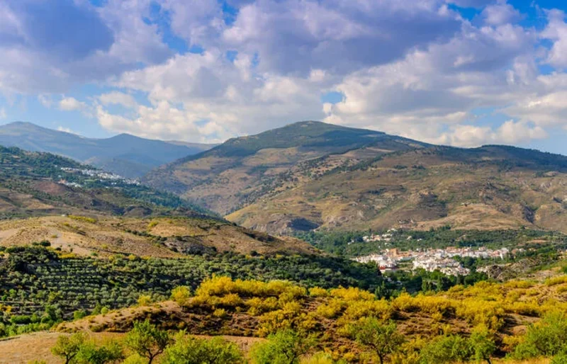 Die Alpujarras mit terrassierten Berghängen, tiefen Schluchten und ursprünglichen Dörfern sind "das Tor" zur Sierra Nevada.