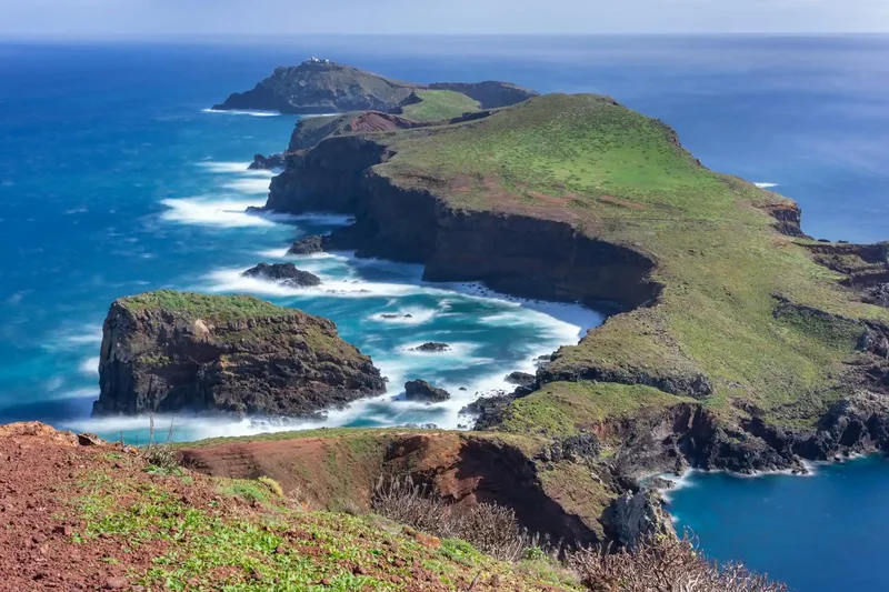 Atemberaubender Blick auf die Ponta de São Lourenço im Osten Madeiras – entlang des PR8-Wanderwegs führt der Pfad über schroffe Klippen, farbiges Vulkangestein und bis zum Leuchtturm am Horizont.