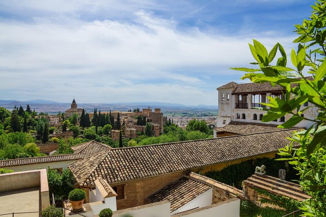 Blick vom Aussichtspunkt in Granadas Altstadt auf die Alhambra