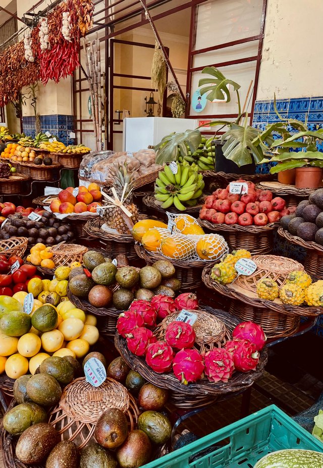 Farbenfroher Obststand auf dem Bauernmarkt von Funchal – frische Früchte aus Madeiras Gärten laden zum Probieren ein.