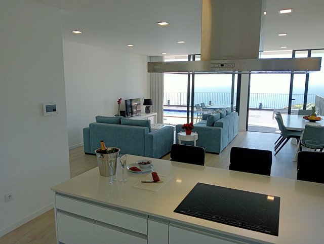 Blick von der Küche in den Wohnbereich und auf die Terrasse