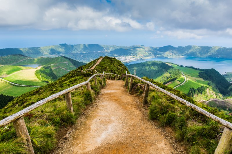 Wanderweg über den Bergkamm zu den Kraterseen von Sete Cidades