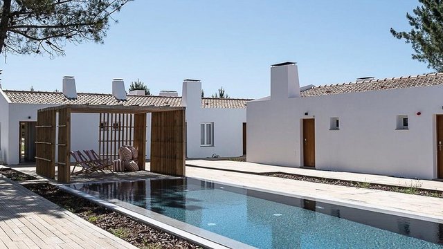 Swimmingpool des Gebäudekomplexes »Cravo«