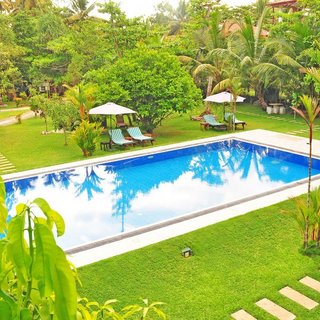 Der Pool im weitläufigen Garten
