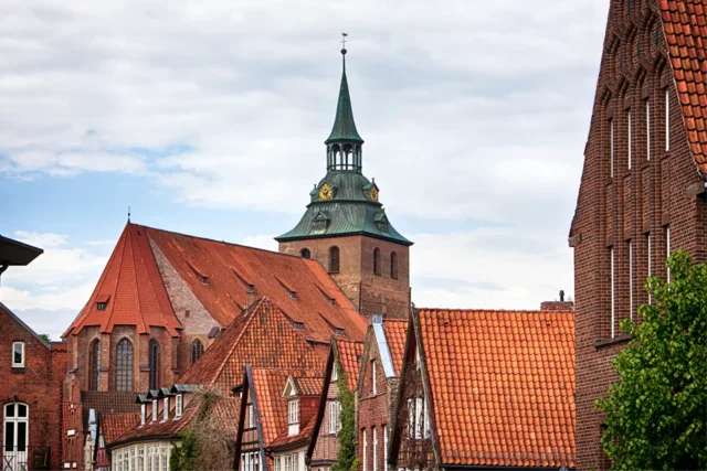 Die Michaeliskirche überragt die Häuser in der Altstadt