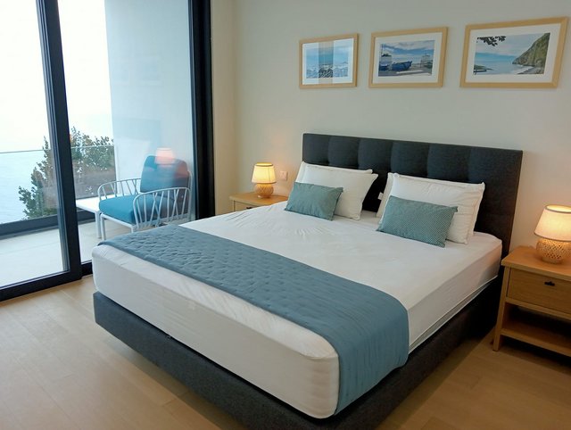Schlafzimmer mit Zugang zur oberen Terrasse