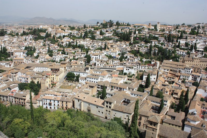 Historisches Viertel Albaicín in Granada – mit seinen typischen weißen Häusern, engen Gassen und Zypressen, aufgenommen von einem der Aussichtspunkte der Alcazaba, der alten Festungsanlage im westlichen Teil der Alhambra.