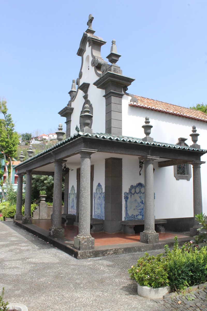 Kleine madeirensische Dorfkapelle mit kunstvollen Azulejos und klassischem Vordach – ein charmantes Relikt spiritueller Alltagskultur.