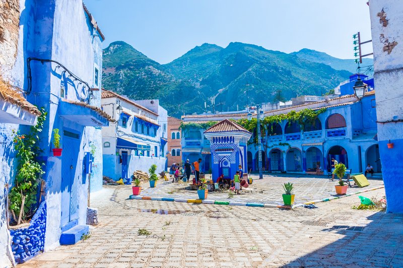 Blauer Platz in Chefchaouen mit Rif-Gebirge im Hintergrund