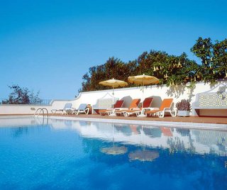 Swimmingpool mit Sonnenliegen