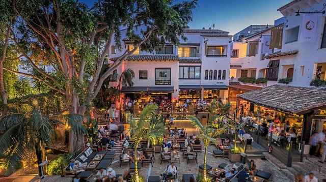 Die Plaza mit Restaurants und Bars