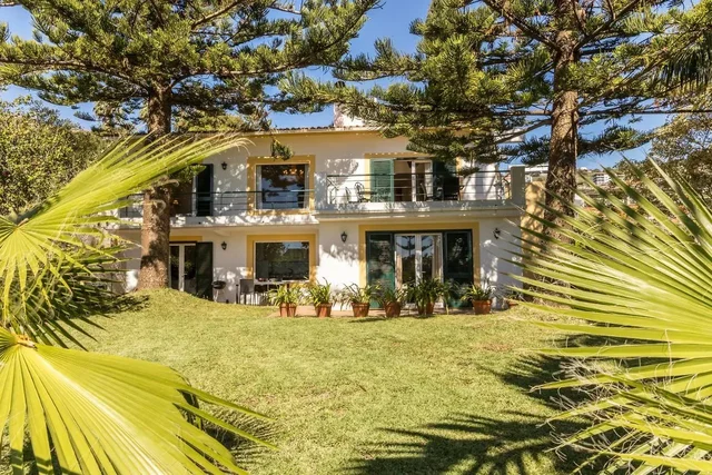 Blick vom Garten auf das Gebäude