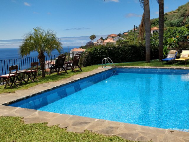 Pool mit Aussicht aufs Meer