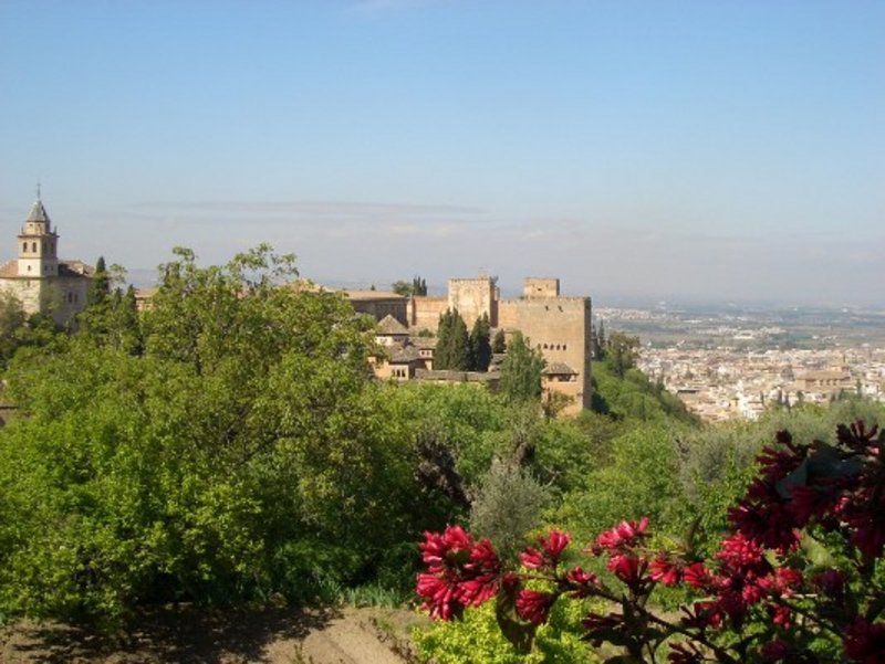 Panoramablick auf die Alhambra mit Blick über Granada und das Vega-Tal im Hintergrund.