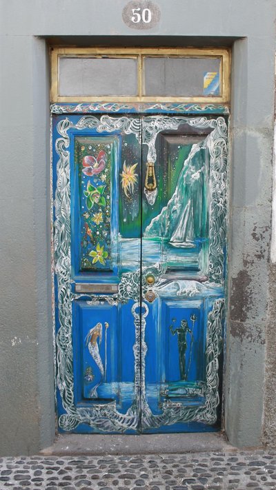 Bunte Tür in der Rua de Santa Maria