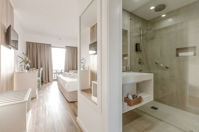 Doppelzimmer und Bad