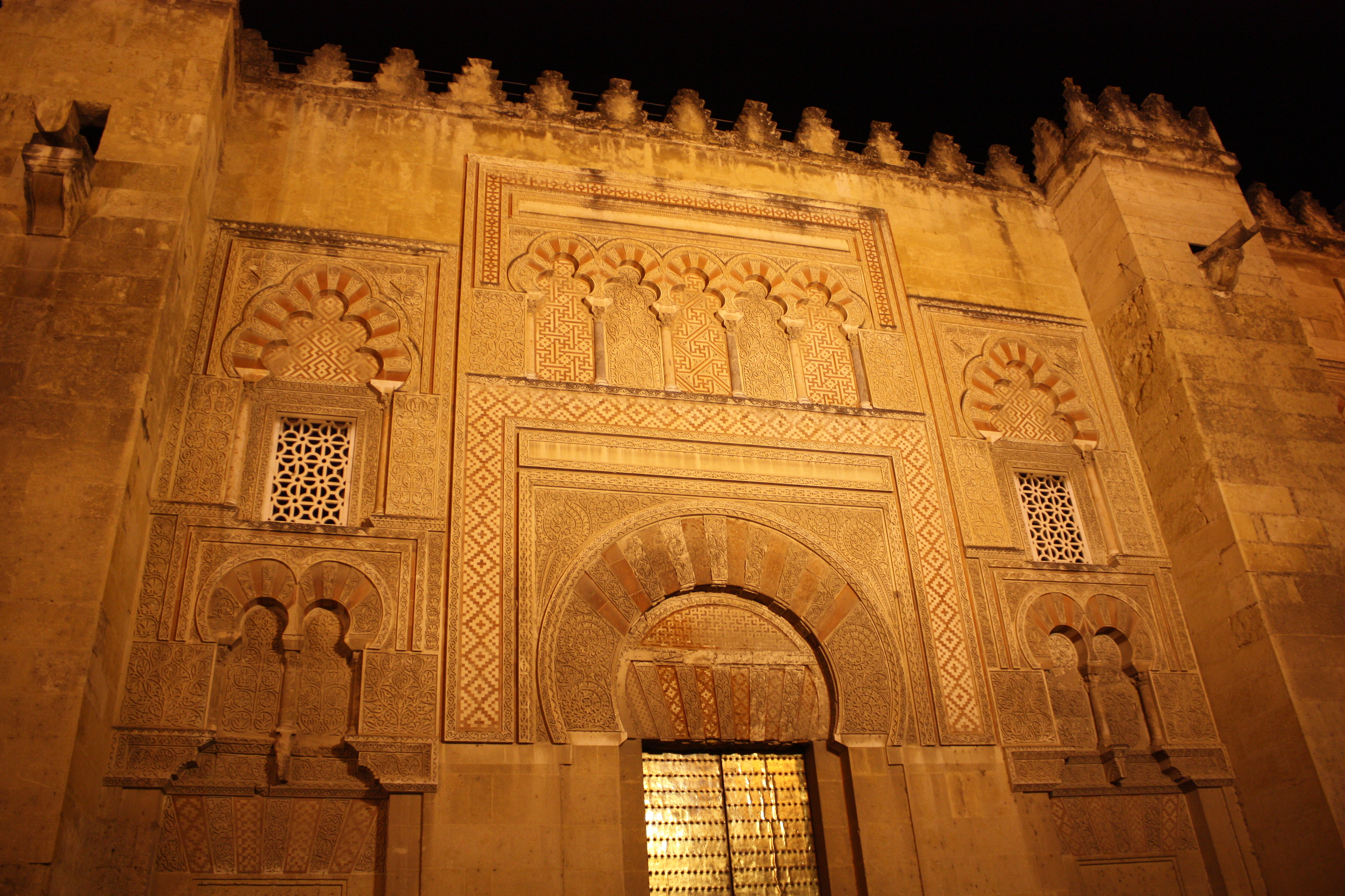 Ein Eingang zur Mezquita (Moschee-Kathedrale von Córdoba) bei Nacht